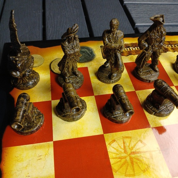Disney Pirates of the Caribbean At Worlds End Chess Set  RARE Collector's Ed.-RB - Picture 6 of 15